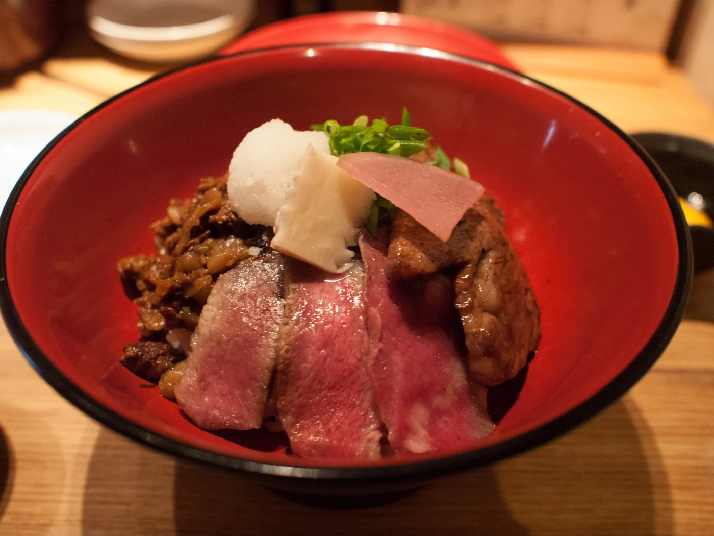 ハイエンドどんぶり! 「和牛贅沢重専門店 神楽坂 翔山亭」で黒毛和牛重を食す