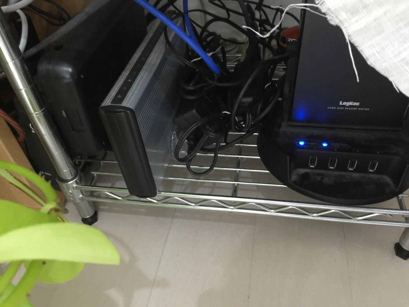 下には外付けハードディスクがどっちゃり