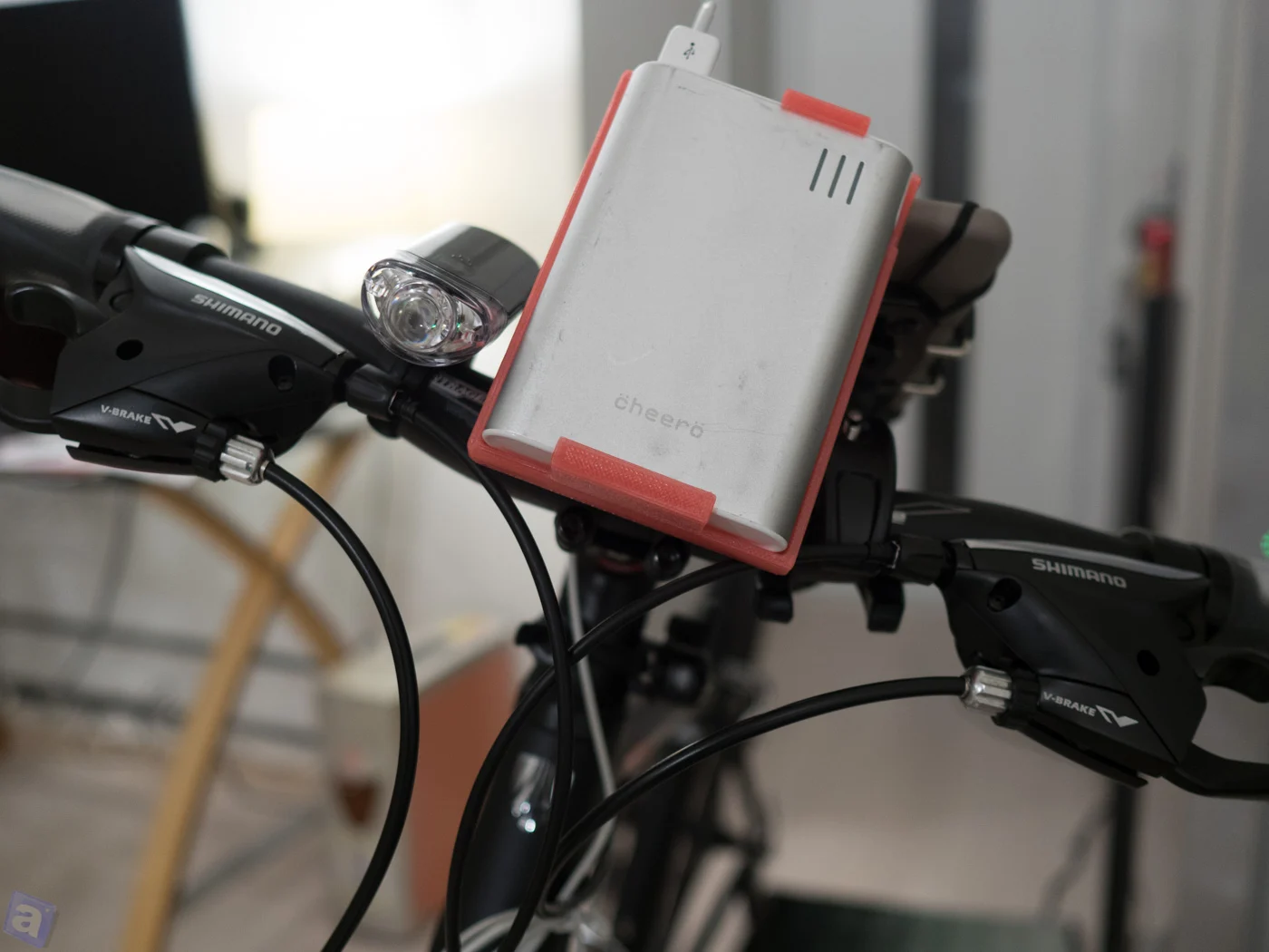 モバイルバッテリーを見せびらかしたいのか?